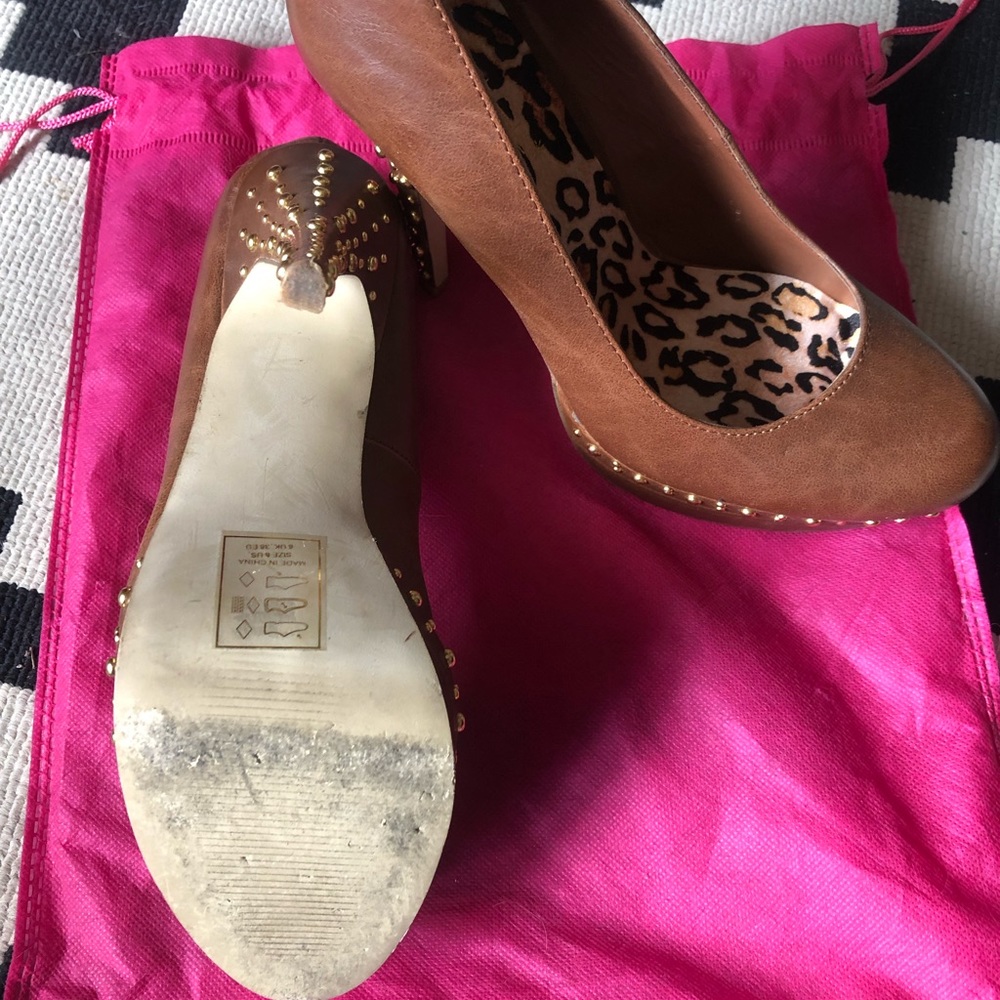 Brown heels work gold detail